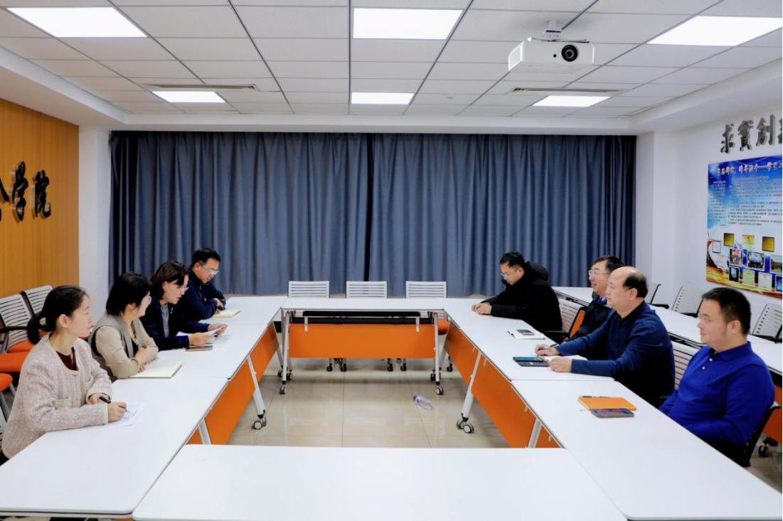 91av
召开党委理论学习中心组集体学习会议，传达、学习和贯彻党的二十届四中全会精神